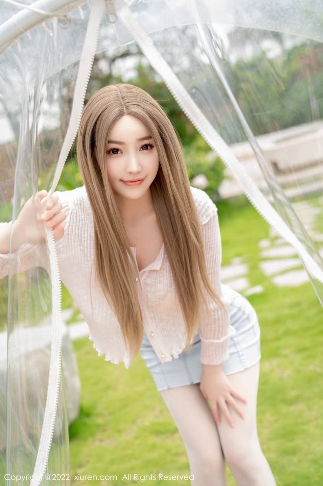 秀人网性感女神Flower朱可儿粉色上衣搭配牛仔短裙大理旅拍-3