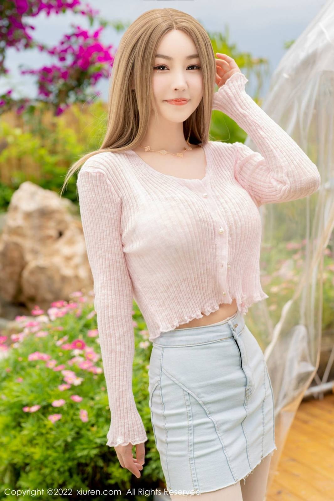 秀人网性感女神Flower朱可儿粉色上衣搭配牛仔短裙大理旅拍-8