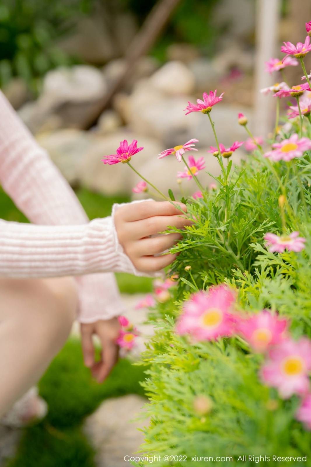 秀人网性感女神Flower朱可儿粉色上衣搭配牛仔短裙大理旅拍-9