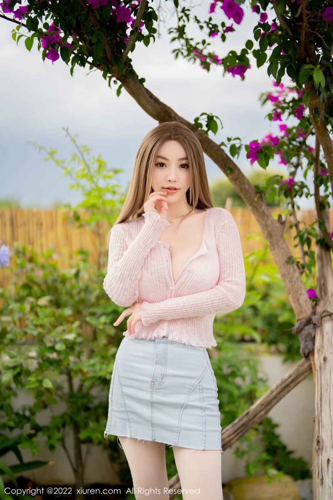 秀人网性感女神Flower朱可儿粉色上衣搭配牛仔短裙大理旅拍-18