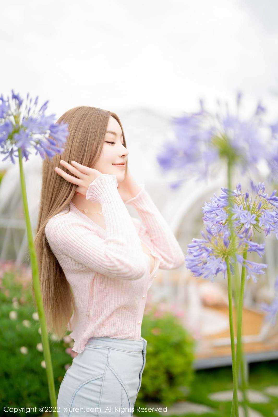 秀人网性感女神Flower朱可儿粉色上衣搭配牛仔短裙大理旅拍-21