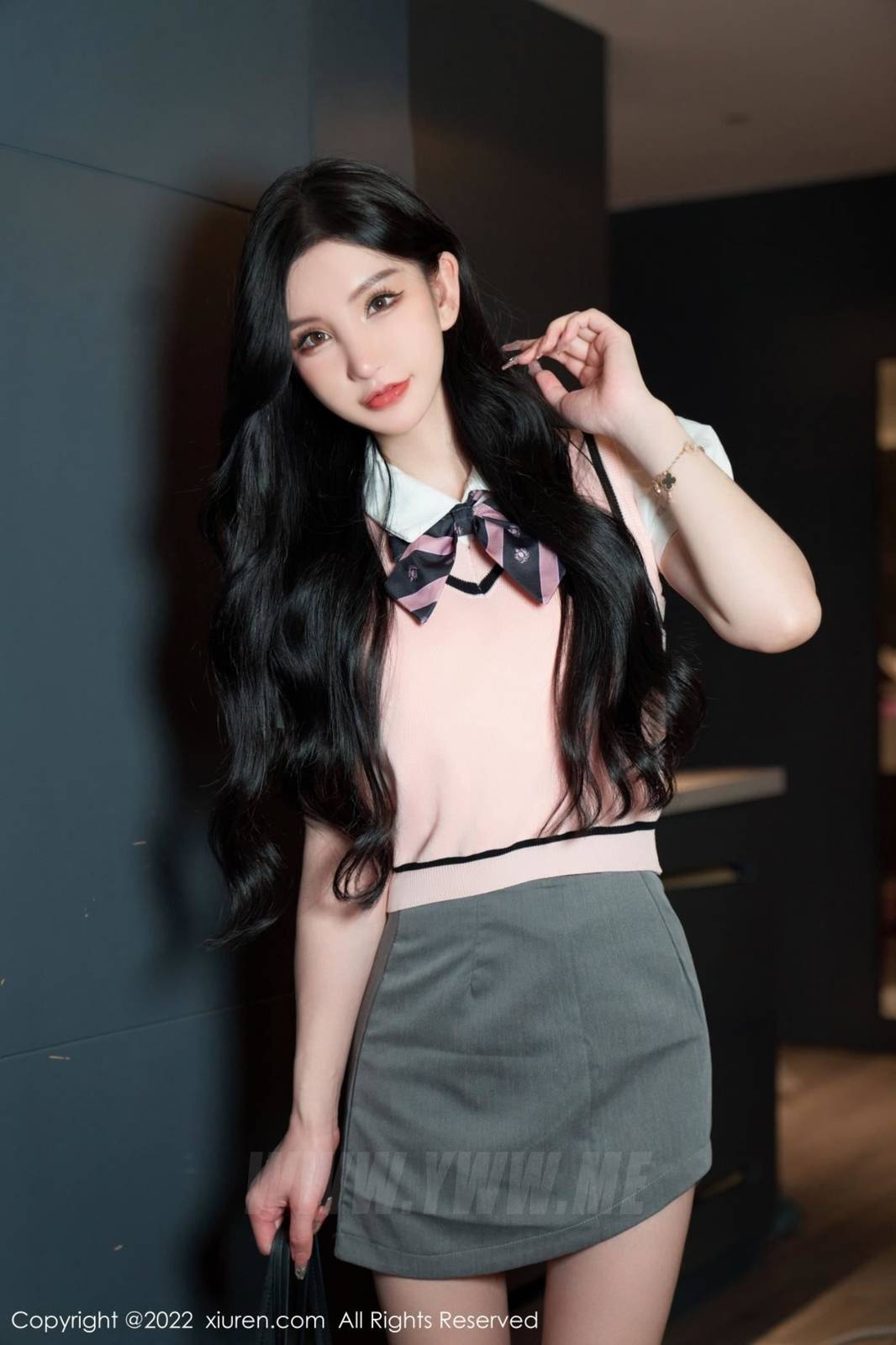 秀人网性感女神周于希Sally白T服饰搭配灰色短裙心愿旅拍-8