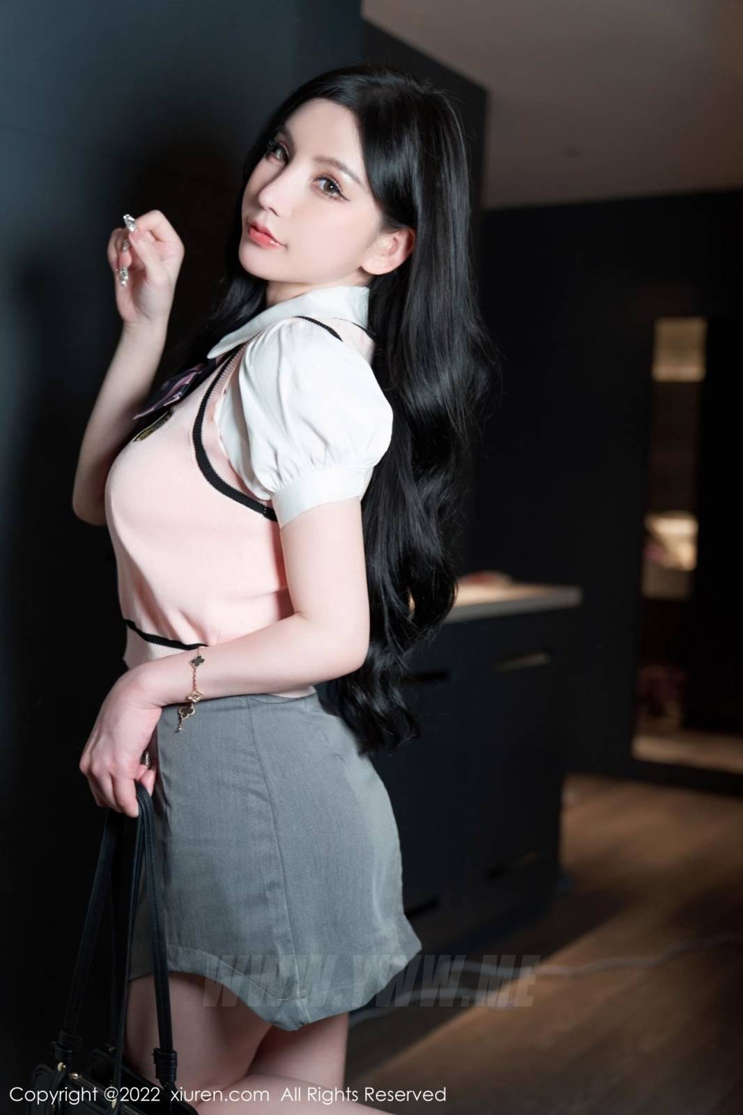 秀人网性感女神周于希Sally白T服饰搭配灰色短裙心愿旅拍-17