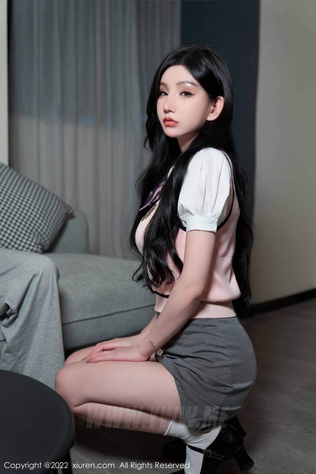 秀人网性感女神周于希Sally白T服饰搭配灰色短裙心愿旅拍-21