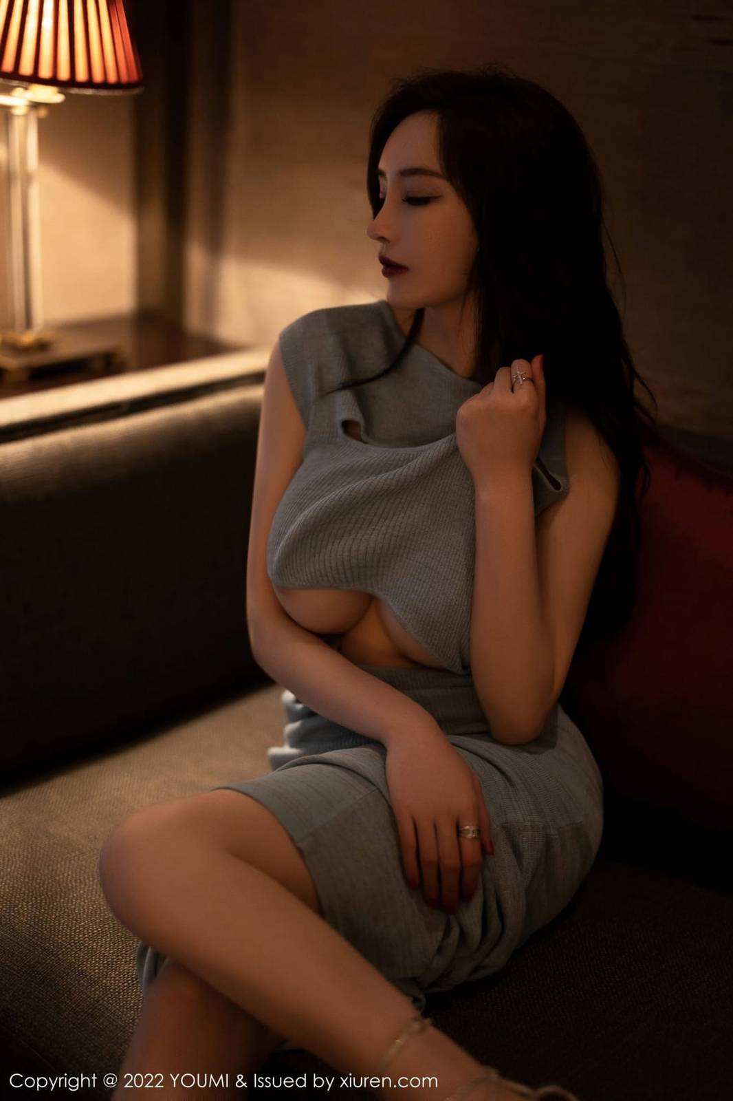 尤蜜荟性感女神周妍希灰色镂空连衣裙搭配高跟鞋系列写真-25