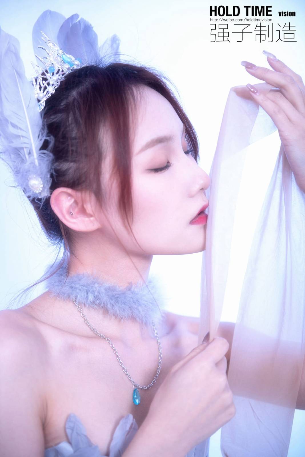 Ligui丽柜模特心心优雅长裙搭配白丝修长美腿系列写真-24