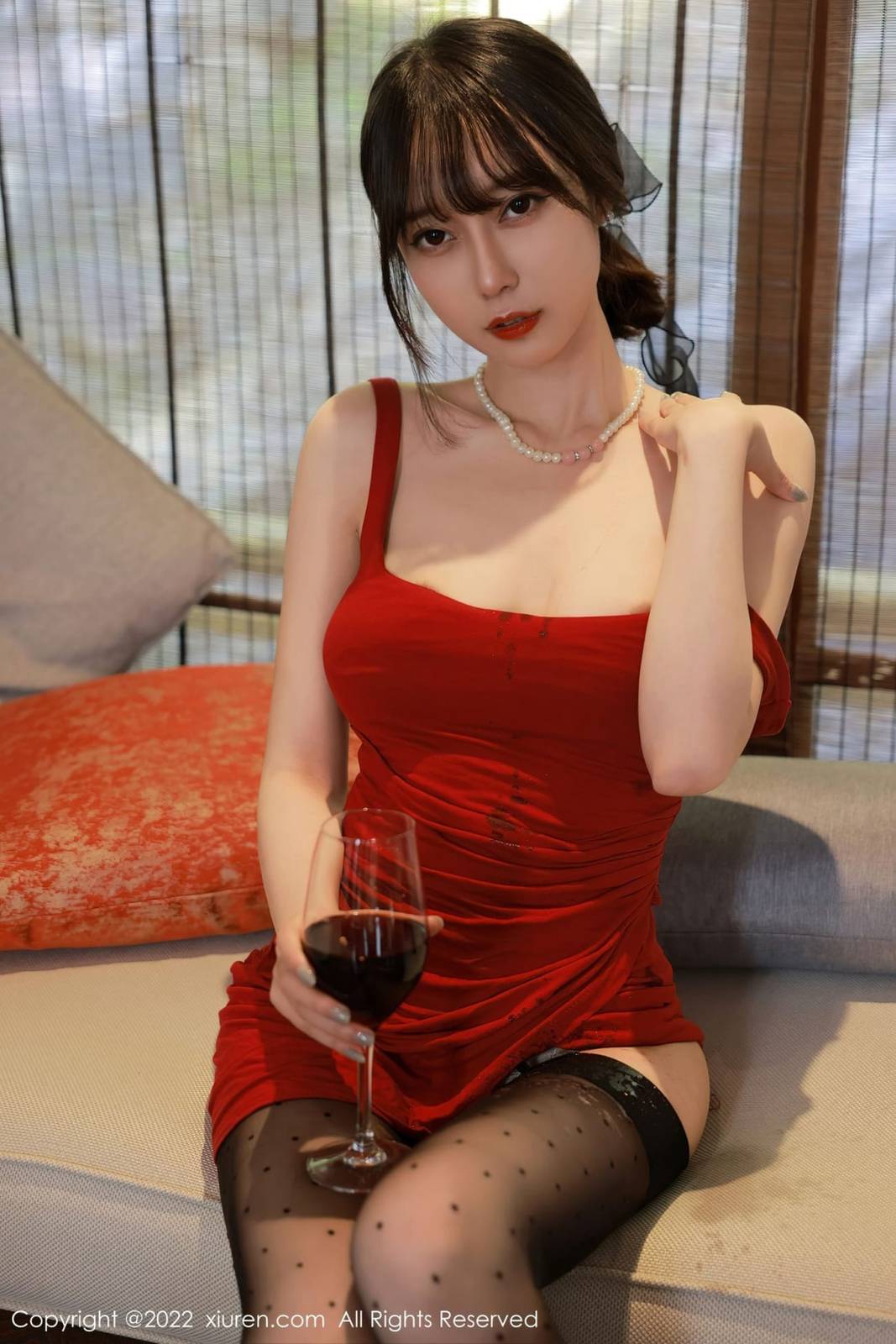 秀人网美女模特玥儿玥er红色连衣裙搭配魅惑黑丝澳门旅拍-16