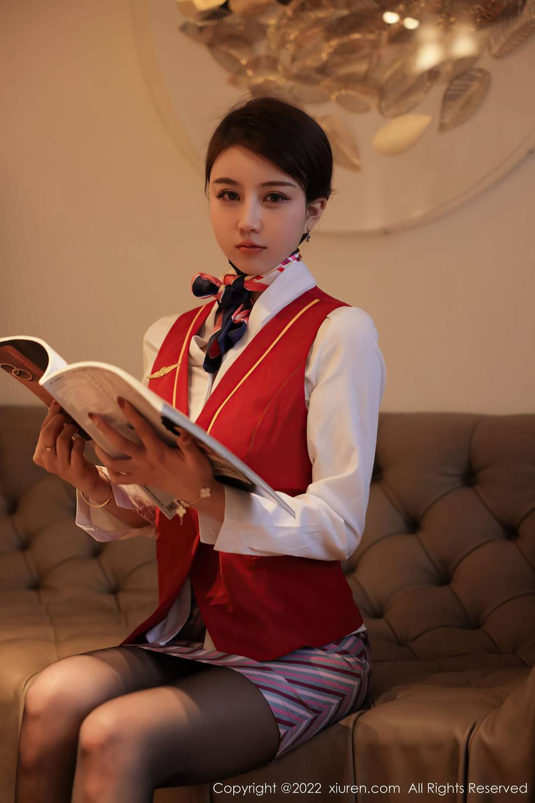 秀人网新人嫩模tina_甜仔空姐制服搭配诱人黑丝大理旅拍-2