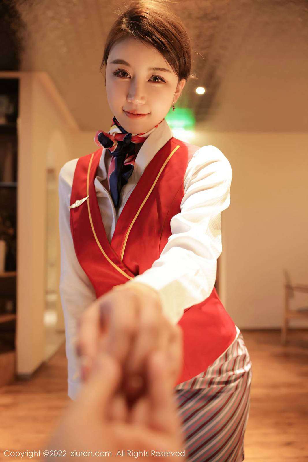 秀人网新人嫩模tina_甜仔空姐制服搭配诱人黑丝大理旅拍-6