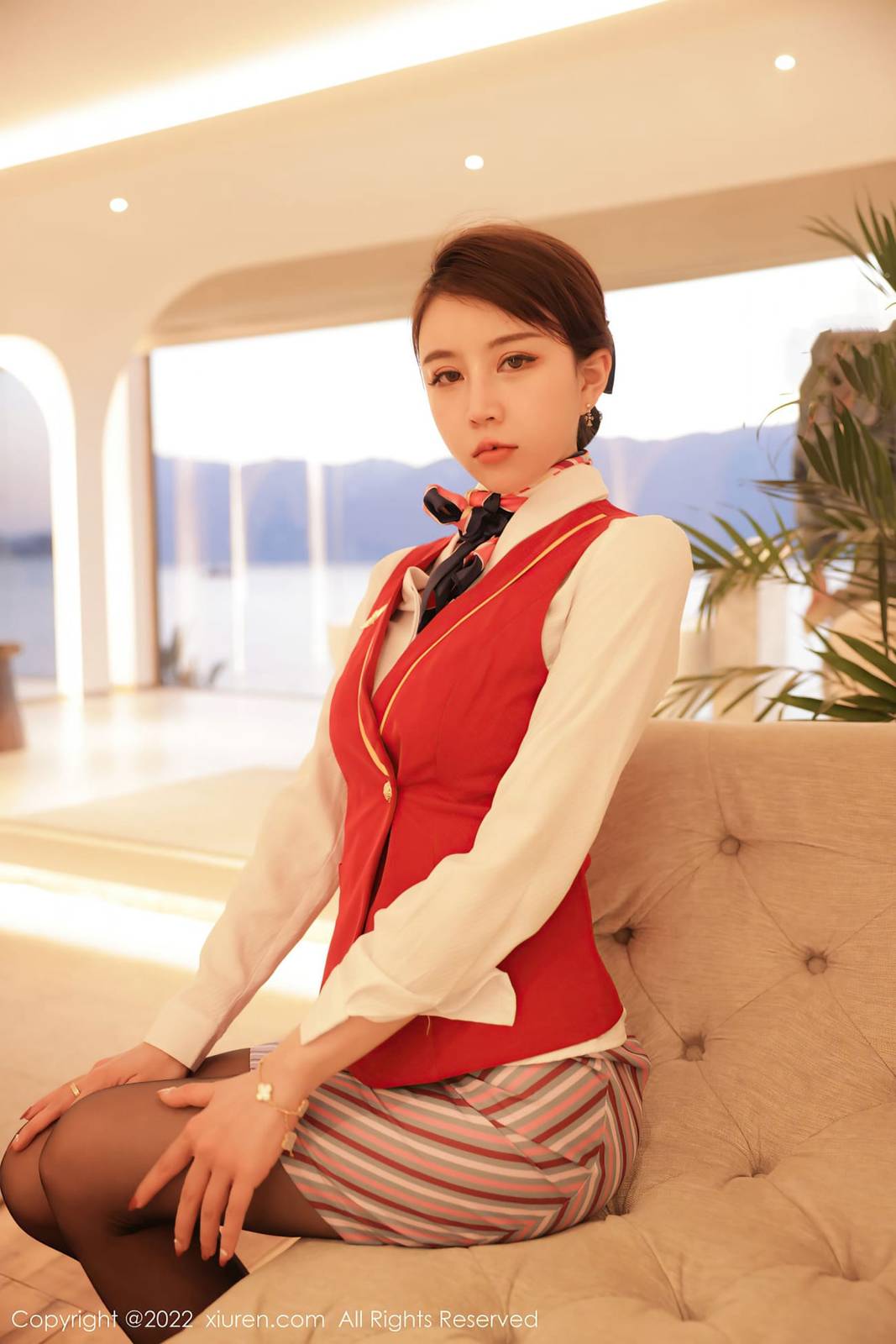 秀人网新人嫩模tina_甜仔空姐制服搭配诱人黑丝大理旅拍-7