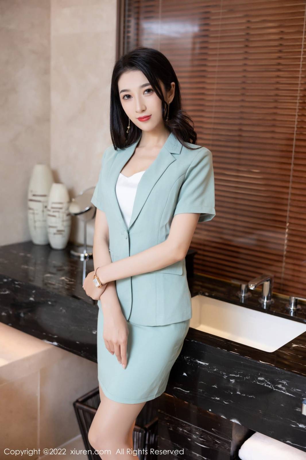 秀人网美女模特林乐一蓝灰色上衣搭配短裙职场OL动人写真