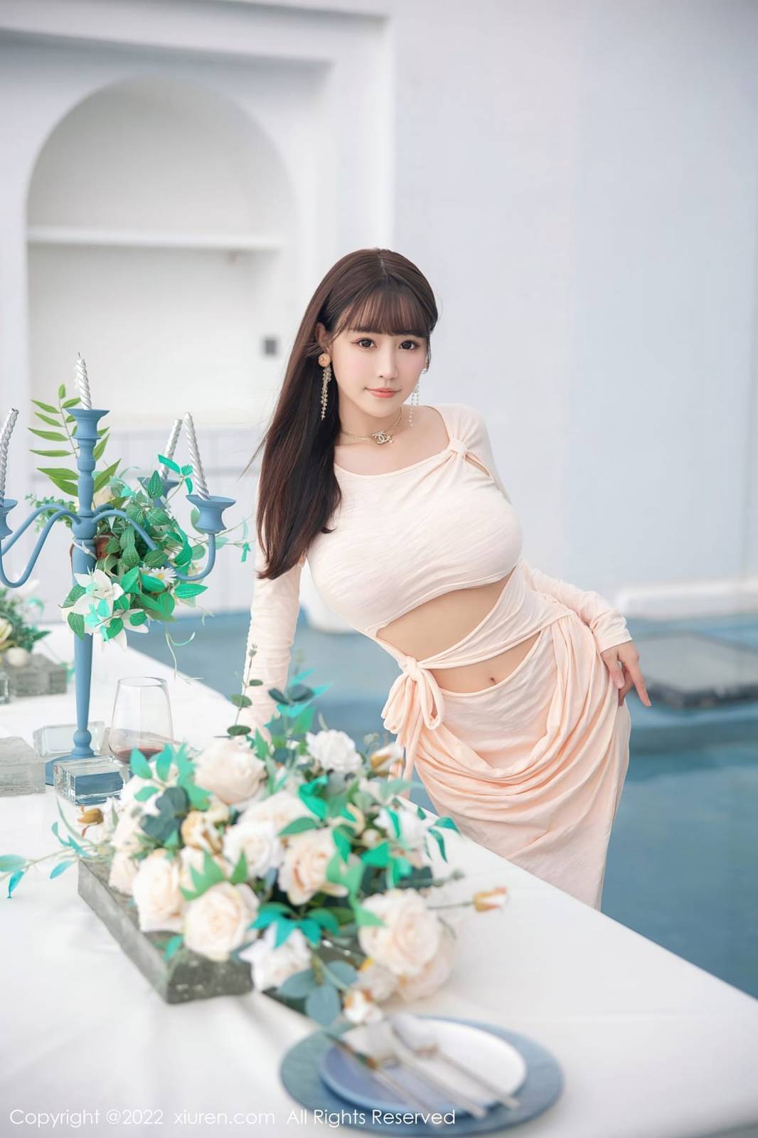 秀人网性感女神Flower朱可儿镂空连衣长裙原色丝袜大理旅拍-2