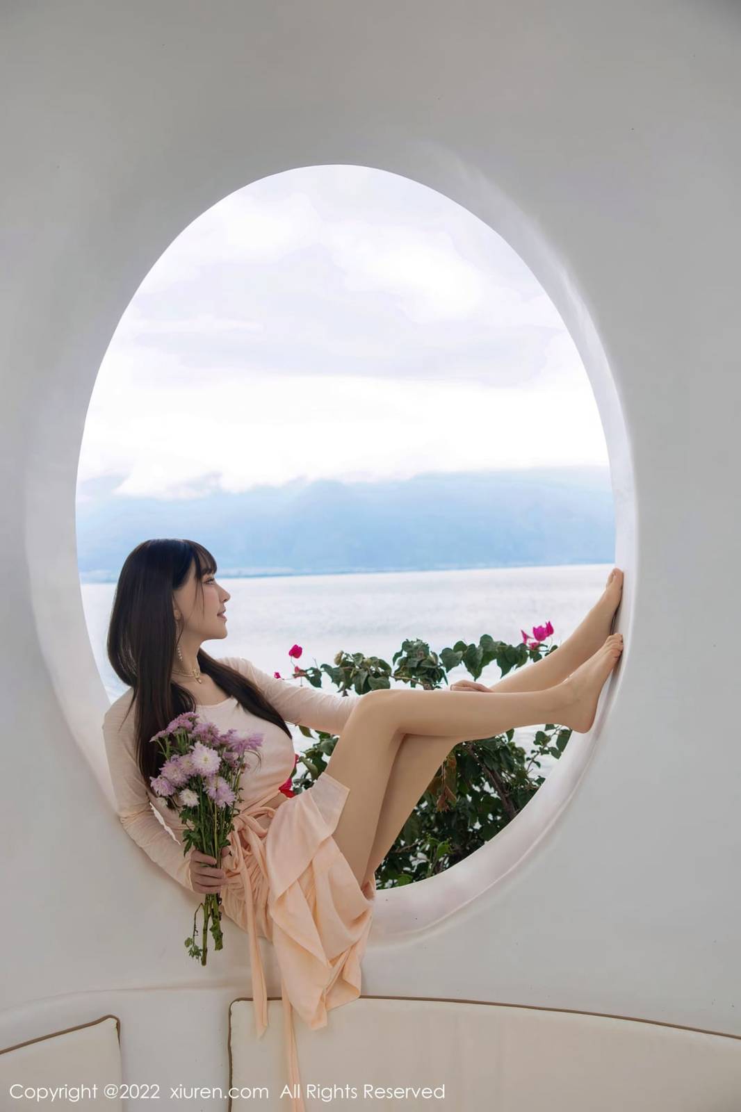 秀人网性感女神Flower朱可儿镂空连衣长裙原色丝袜大理旅拍-19