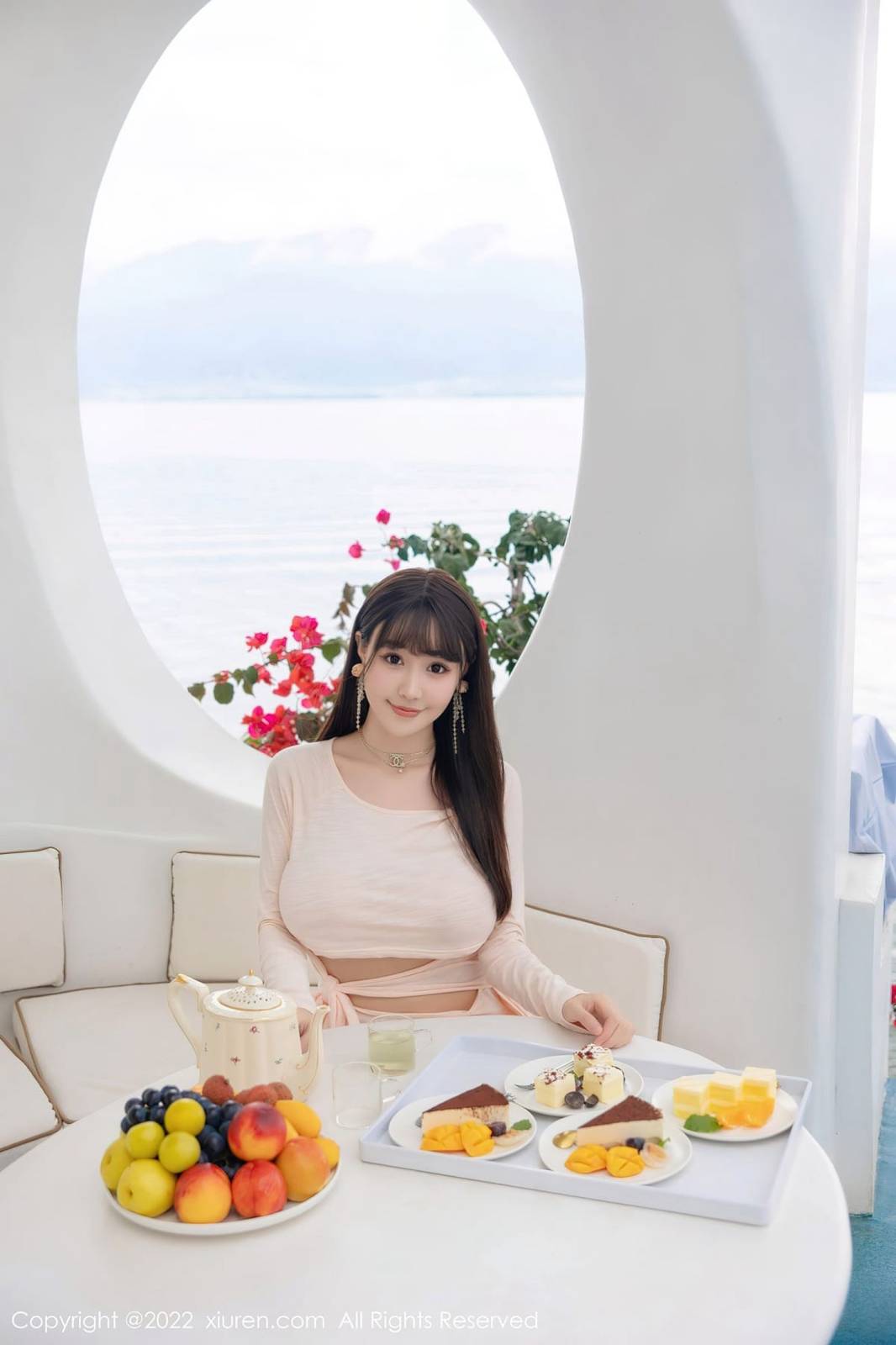 秀人网性感女神Flower朱可儿镂空连衣长裙原色丝袜大理旅拍-16