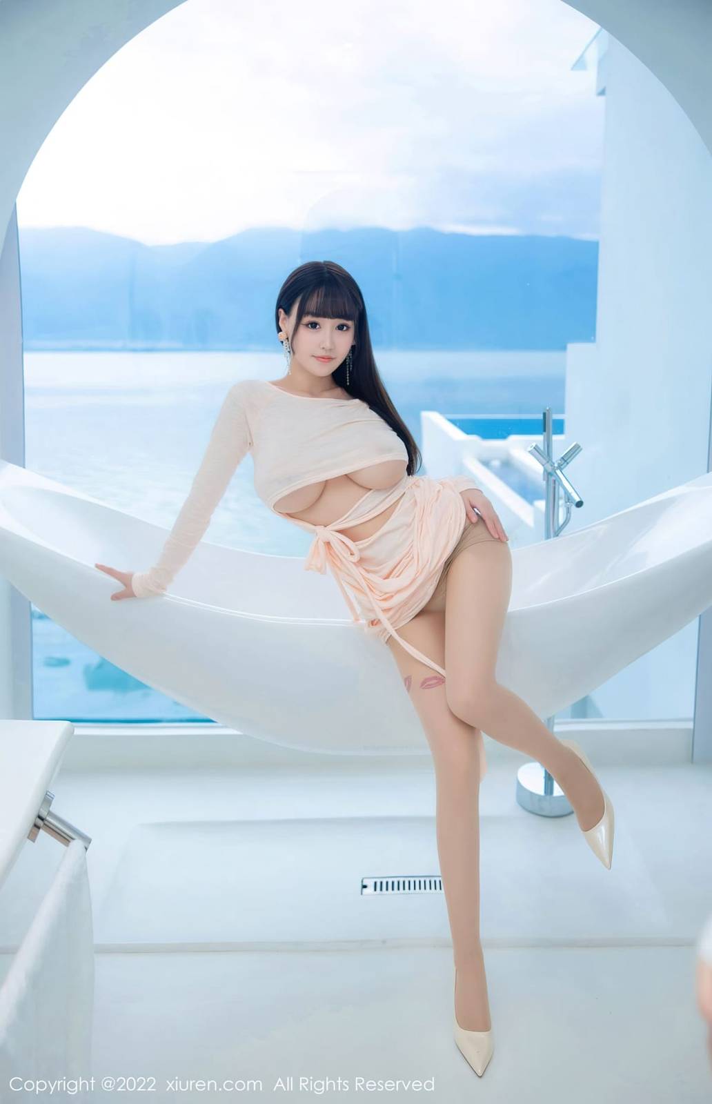 秀人网性感女神Flower朱可儿镂空连衣长裙原色丝袜大理旅拍-33