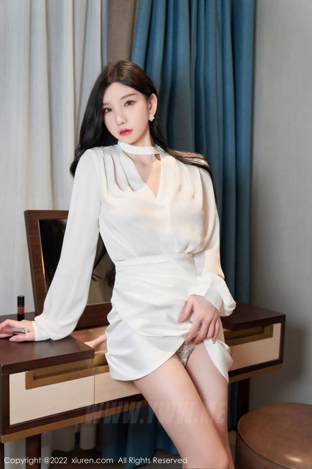 秀人网性感女神周于希Sally简约白色服饰搭配短裙私房写真