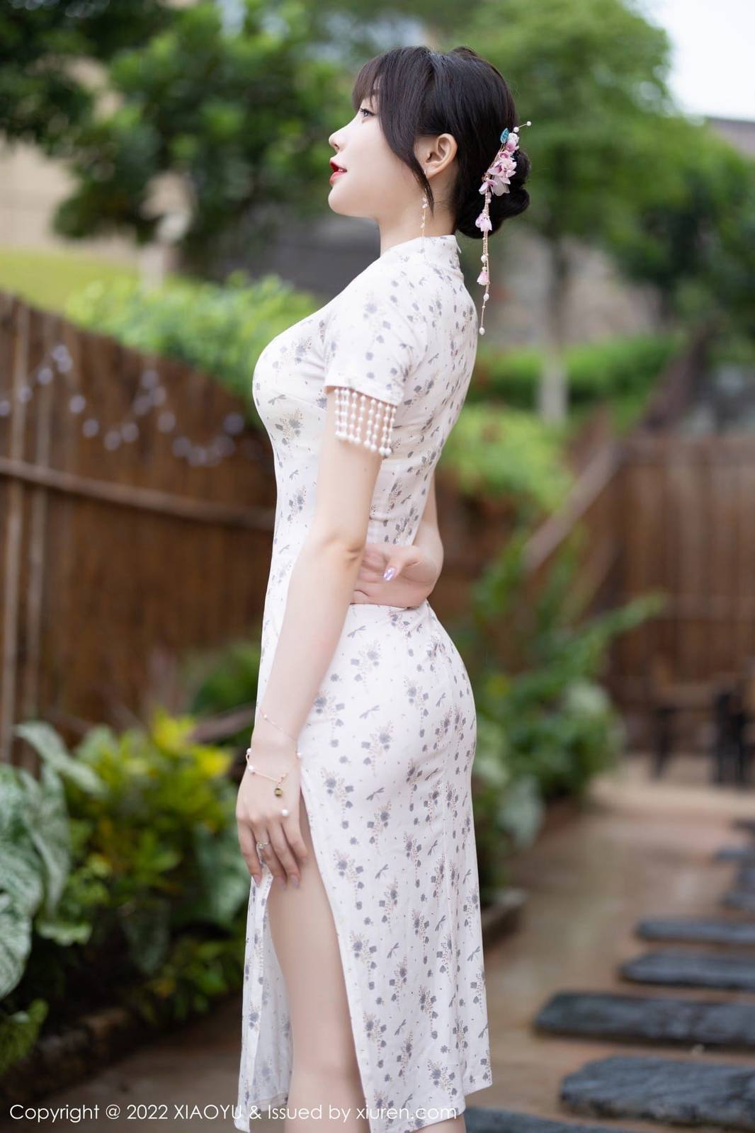 语画界性感女神徐莉芝Booty浅色旗袍搭配原色丝袜私房写真-2