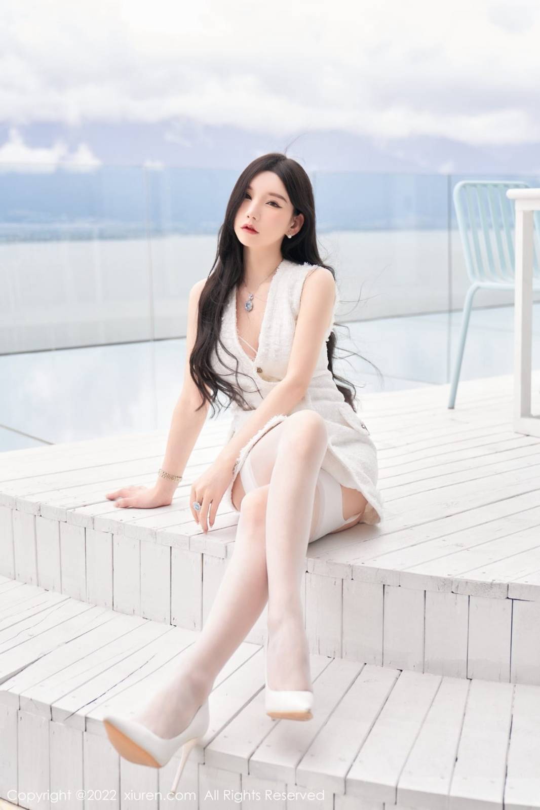 秀人网性感女神周于希Sally白色外衣搭配白色丝袜心愿旅拍-12