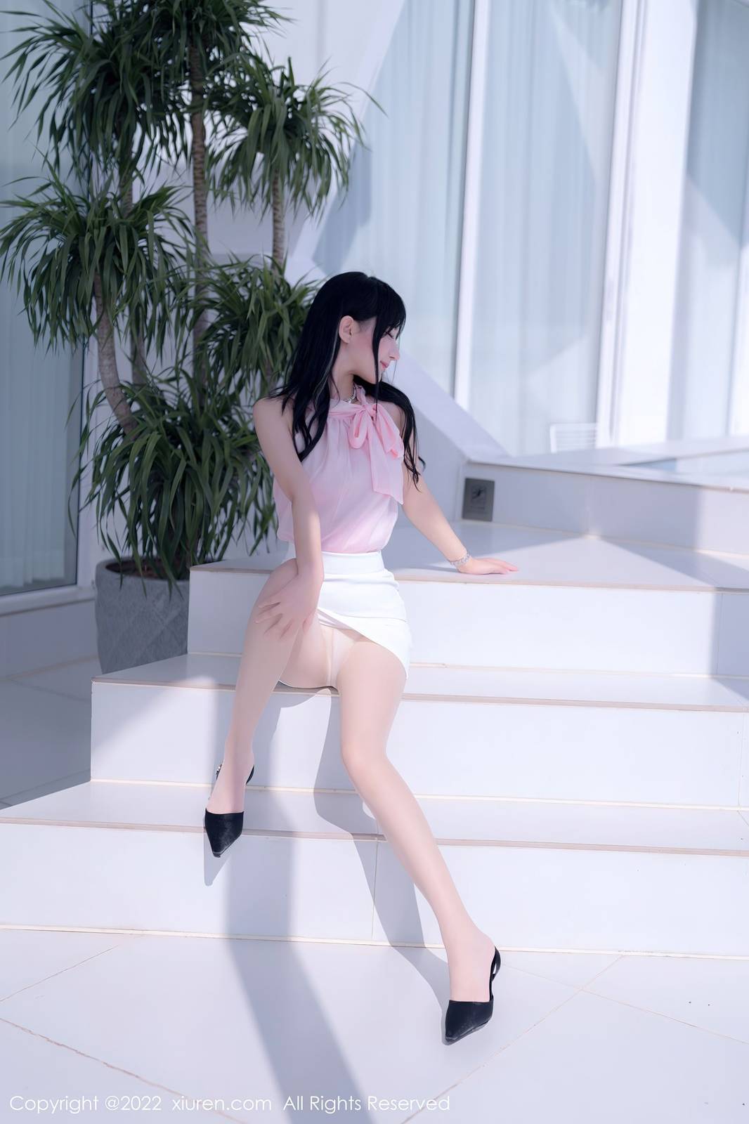 秀人网性感女神小果冻儿jelly粉色上衣搭配白色短裙大理旅拍-8