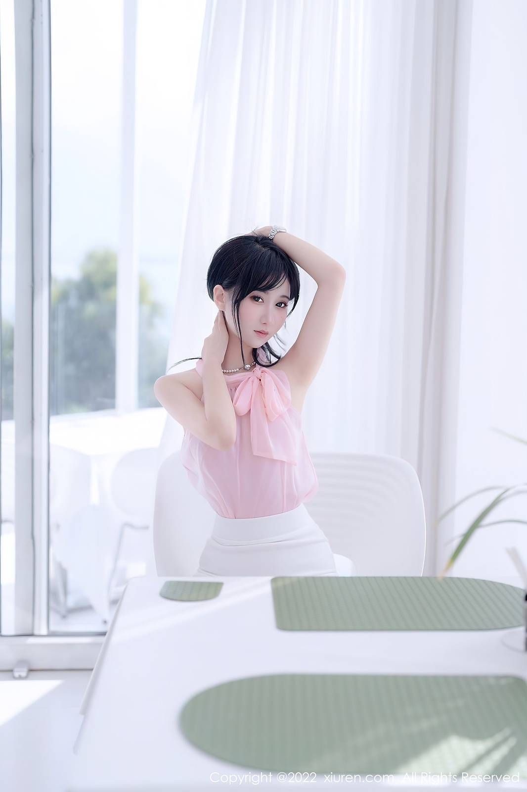 秀人网性感女神小果冻儿jelly粉色上衣搭配白色短裙大理旅拍-5