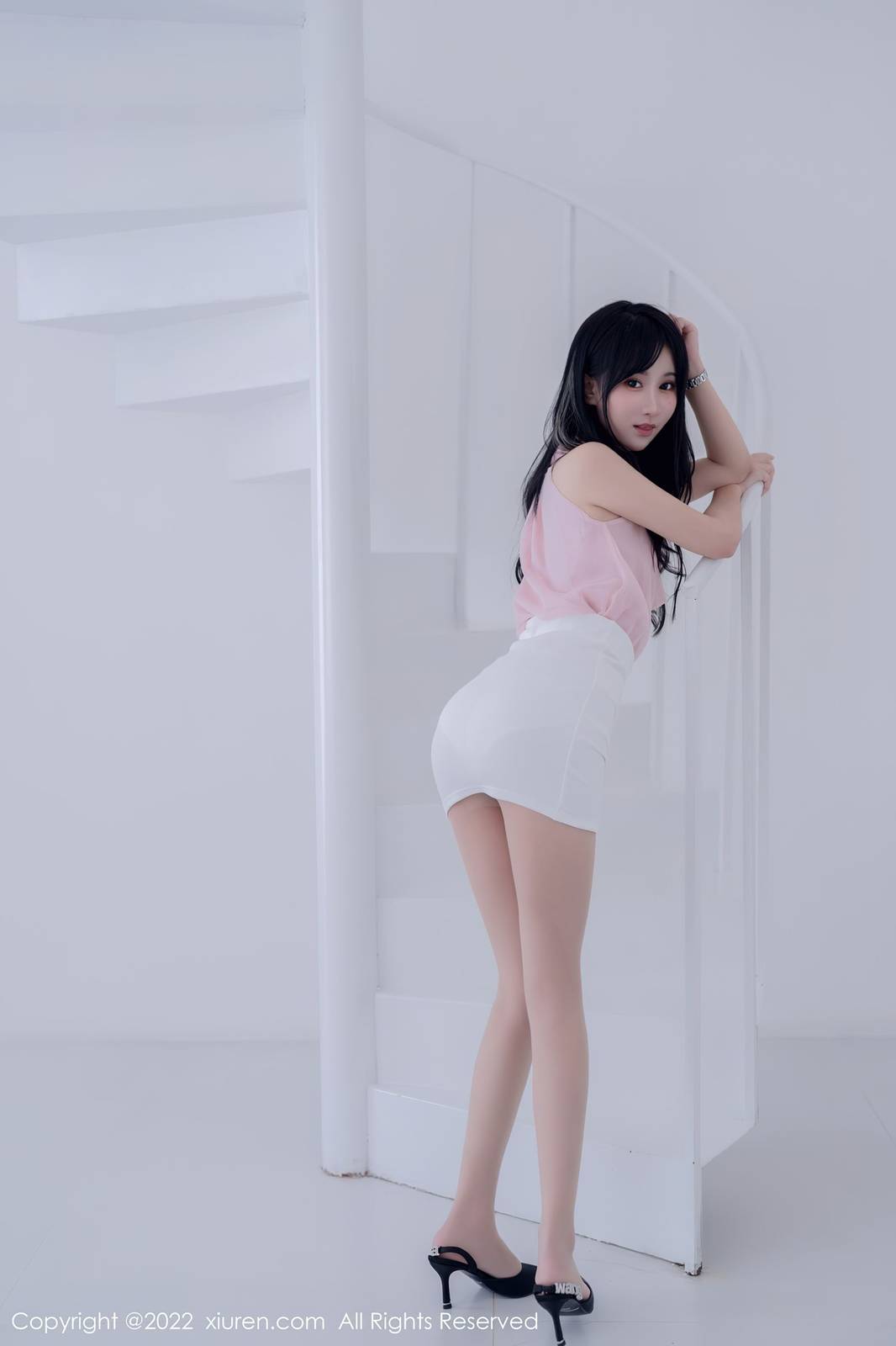 秀人网性感女神小果冻儿jelly粉色上衣搭配白色短裙大理旅拍-18