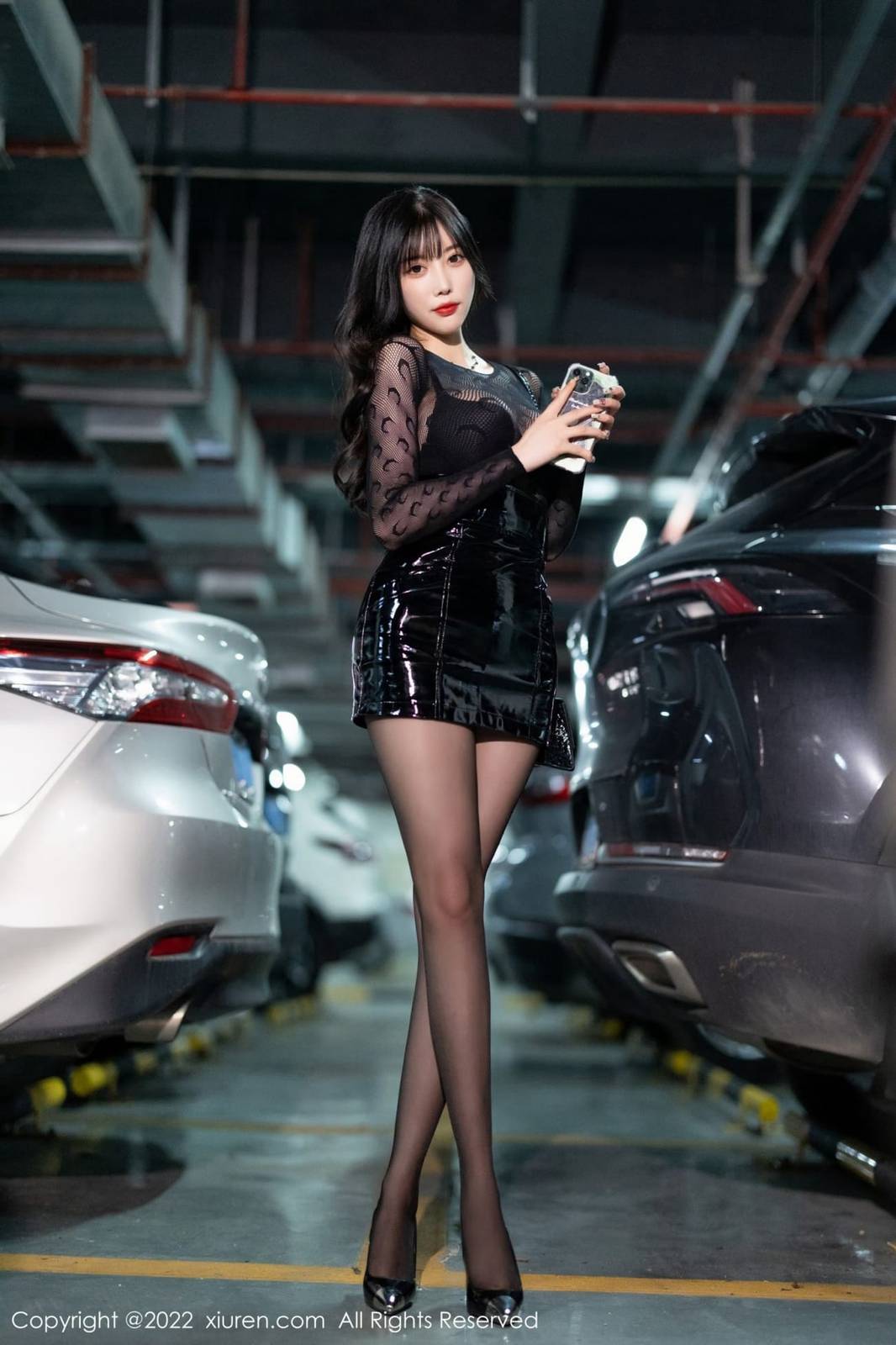 秀人网性感女神杨晨晨Yome黑色网纱连衣短裙停车场拍摄写真-2