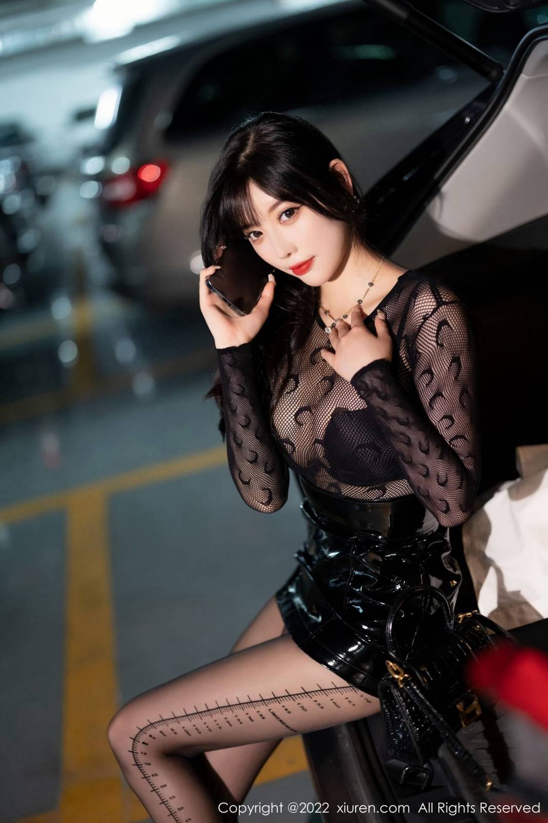 秀人网性感女神杨晨晨Yome黑色网纱连衣短裙停车场拍摄写真-16