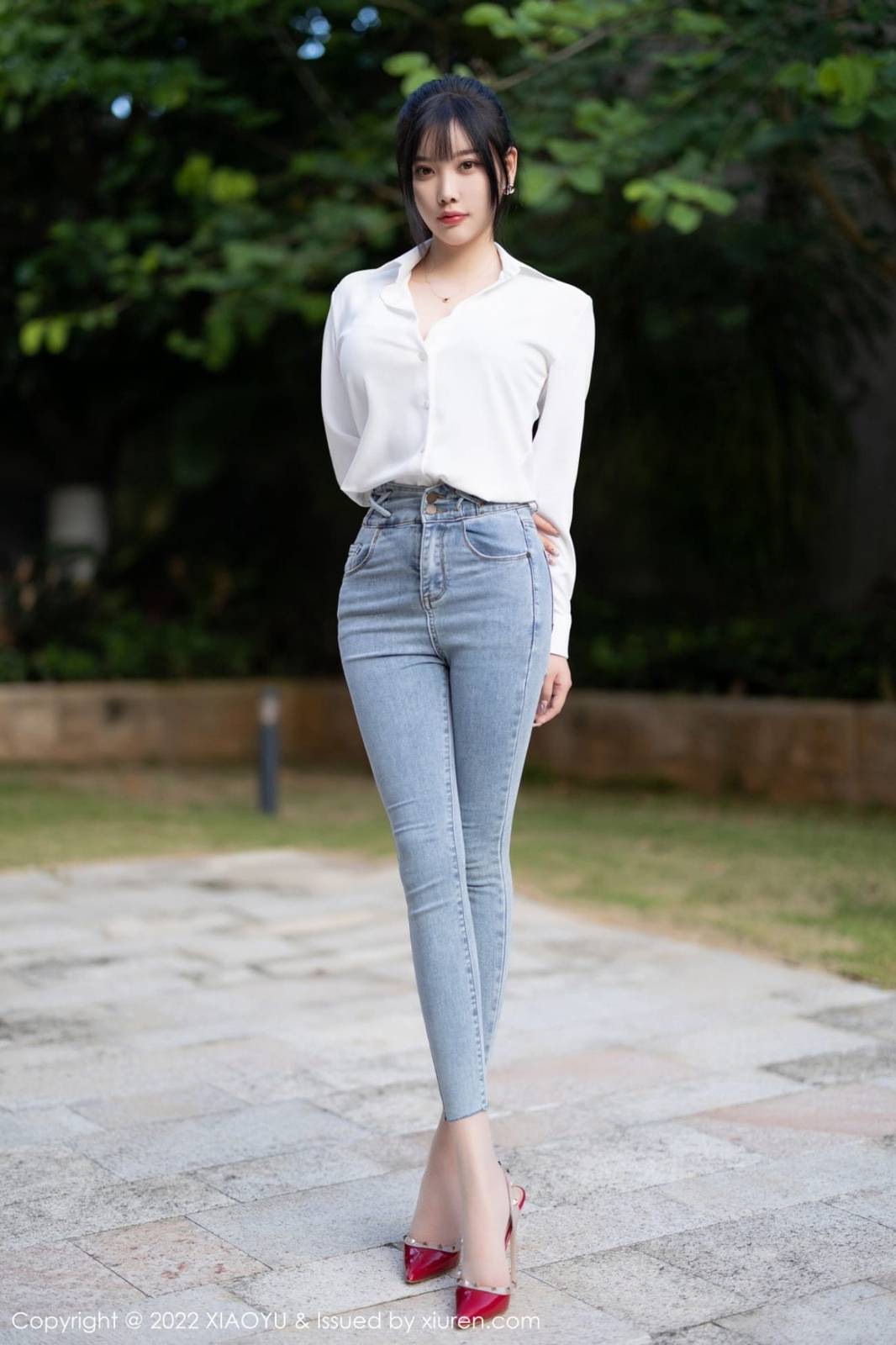 语画界性感女神杨晨晨Yome白衬衫搭配诱人原色丝袜心愿旅拍