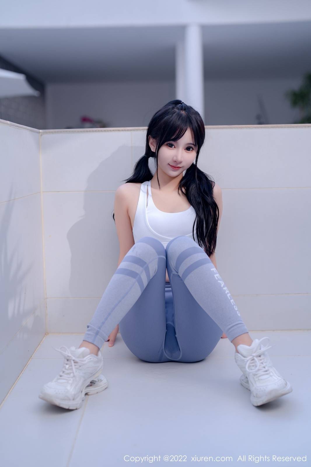 秀人网性感女神小果冻儿jelly短款上衣搭配灰色长裤娇美写真