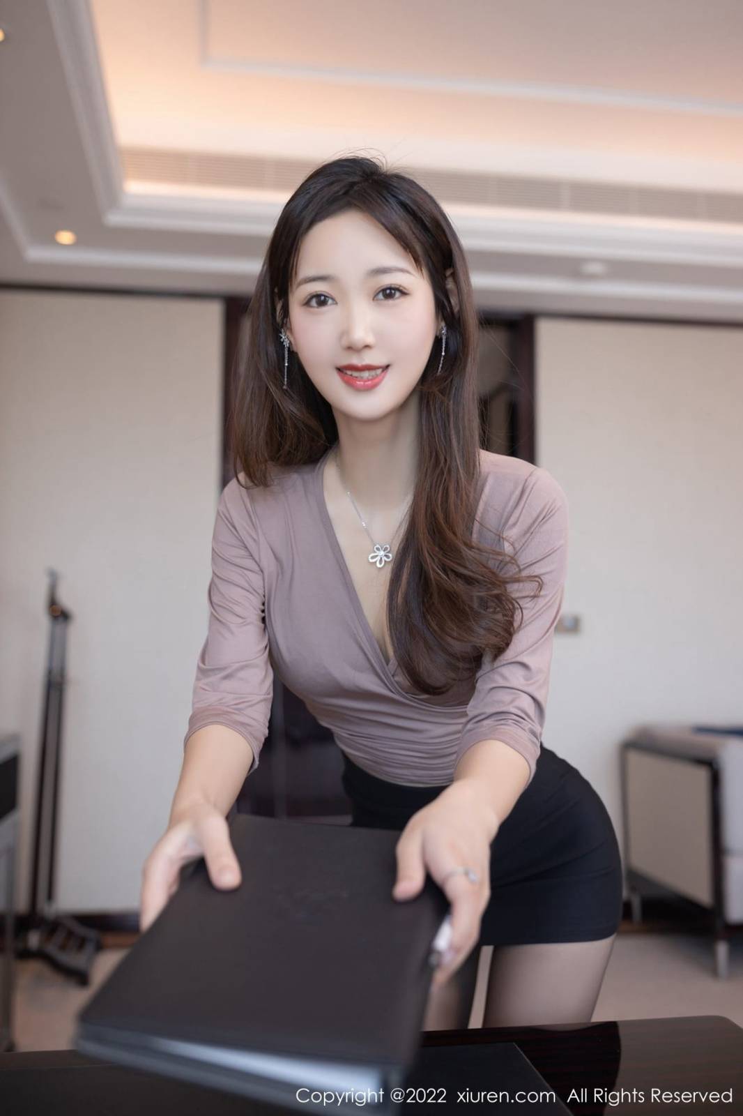 秀人网美女模特唐安琪咖啡色上衣黑色短裙白领OL私房写真-9