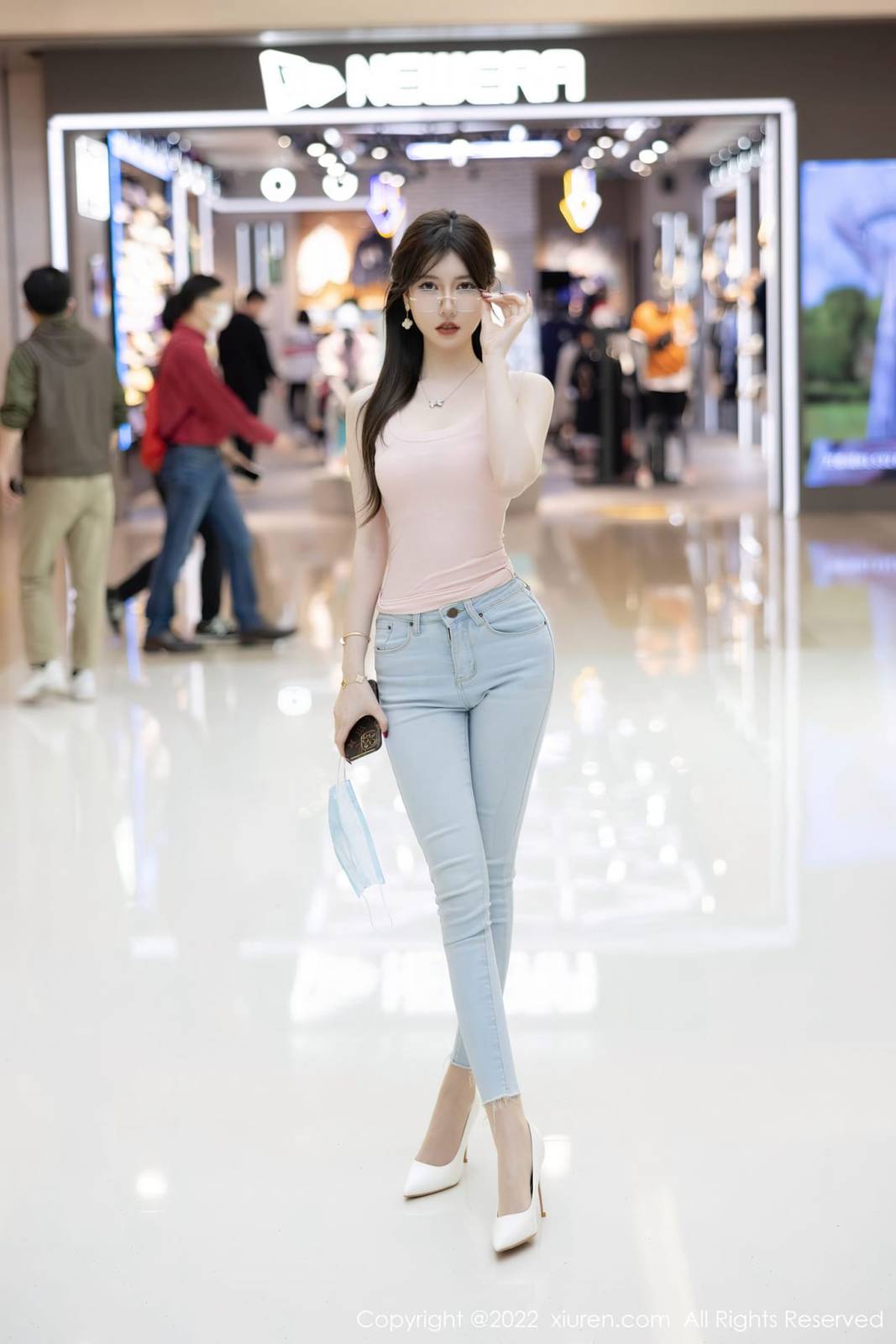 秀人网性感女神美桃酱粉色收身短款上衣牛仔裤心愿旅拍-9