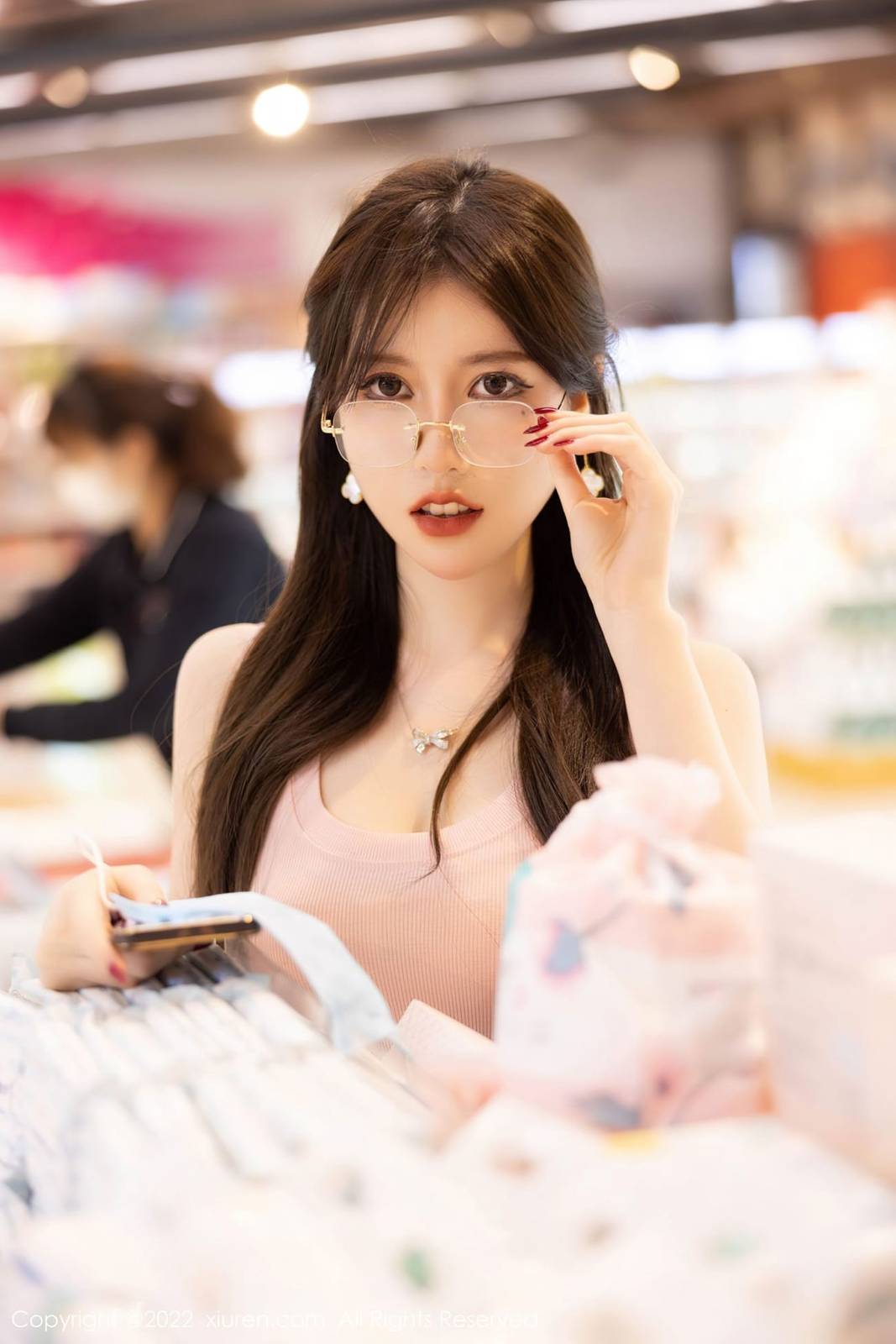 秀人网性感女神美桃酱粉色收身短款上衣牛仔裤心愿旅拍-14