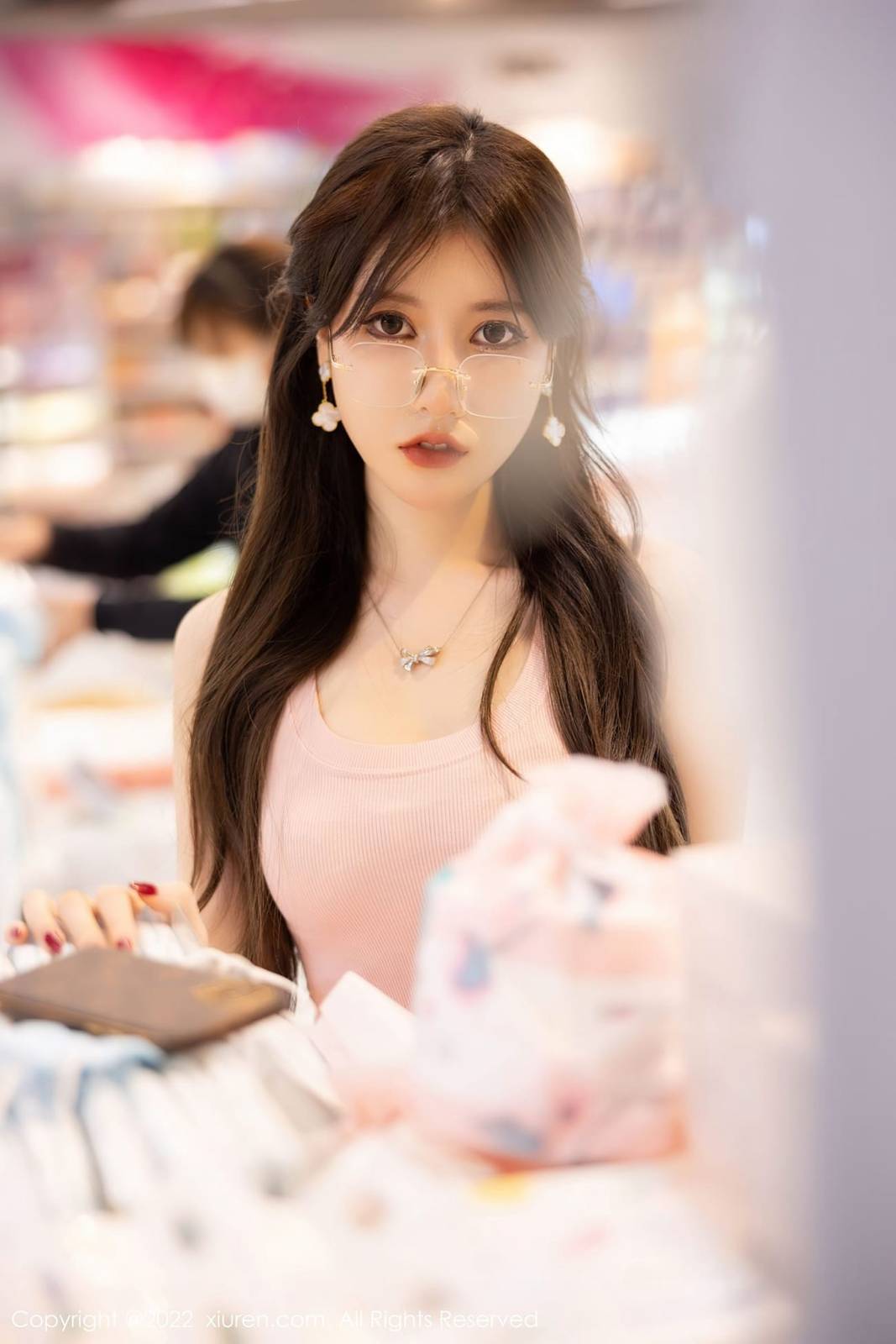 秀人网性感女神美桃酱粉色收身短款上衣牛仔裤心愿旅拍-11