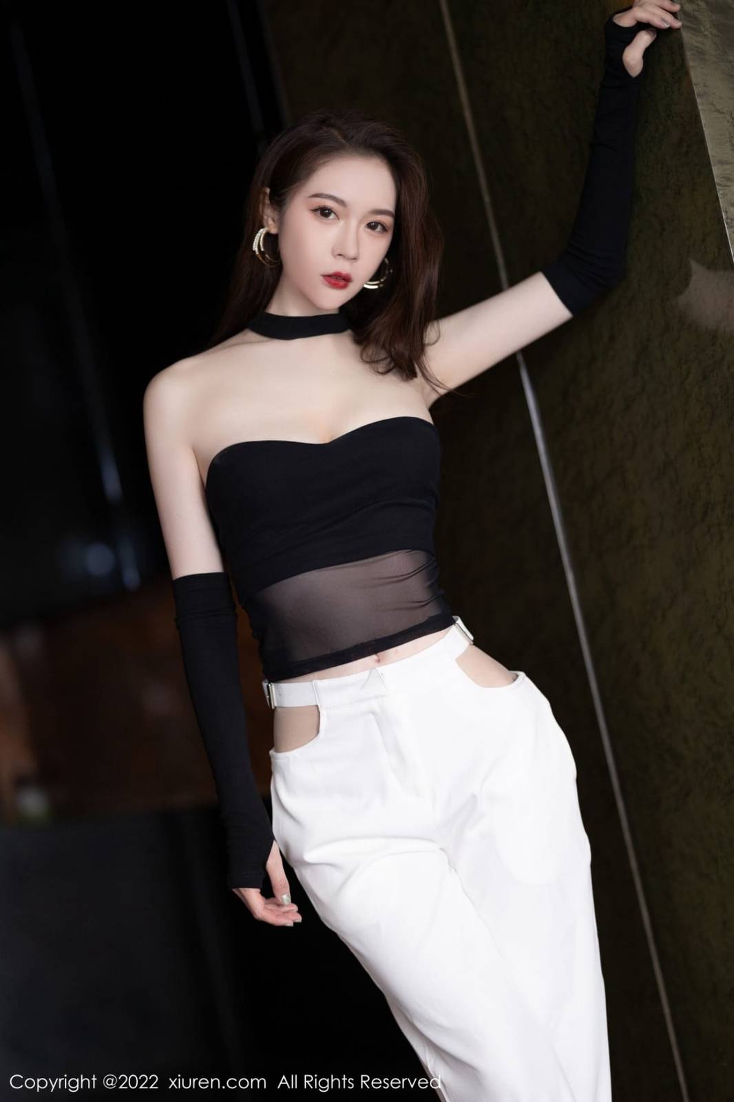 秀人网美女模特梦心玥黑色轻透露肩服饰白色长裤心愿旅拍-3