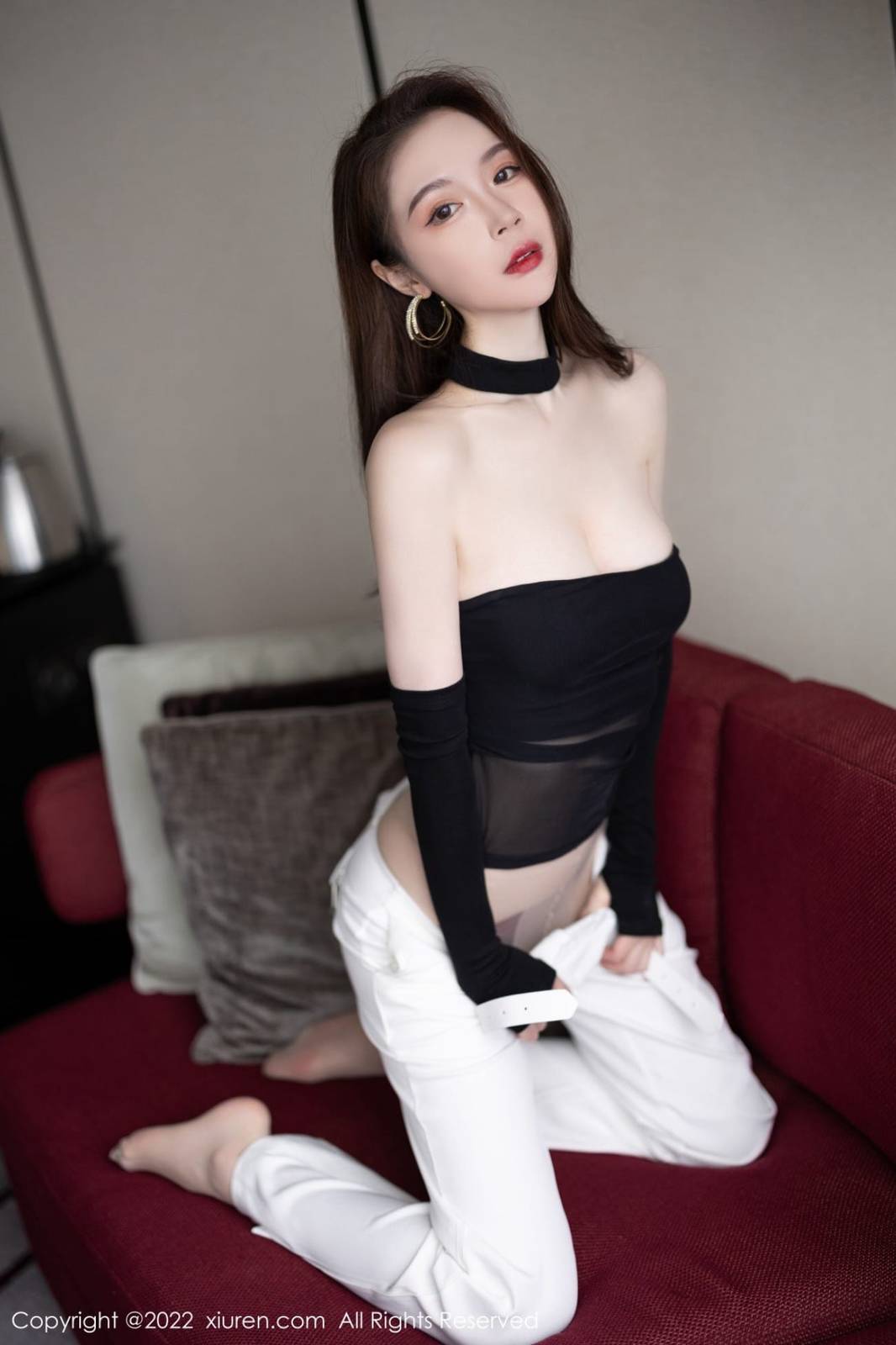 秀人网美女模特梦心玥黑色轻透露肩服饰白色长裤心愿旅拍-5