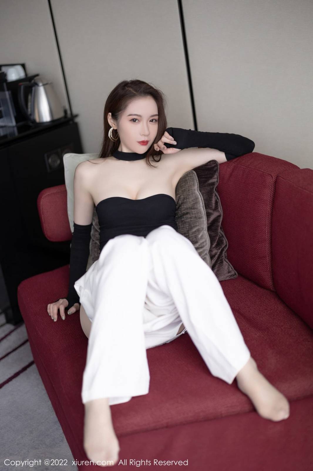 秀人网美女模特梦心玥黑色轻透露肩服饰白色长裤心愿旅拍-6