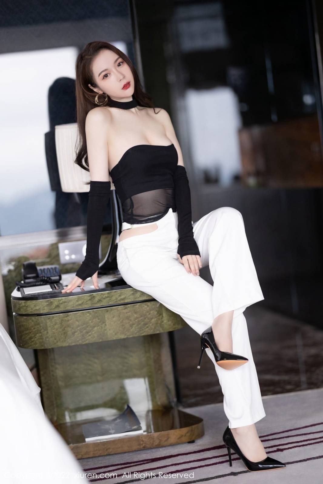 秀人网美女模特梦心玥黑色轻透露肩服饰白色长裤心愿旅拍-14