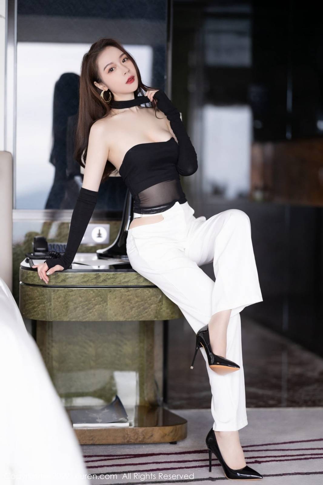 秀人网美女模特梦心玥黑色轻透露肩服饰白色长裤心愿旅拍-15