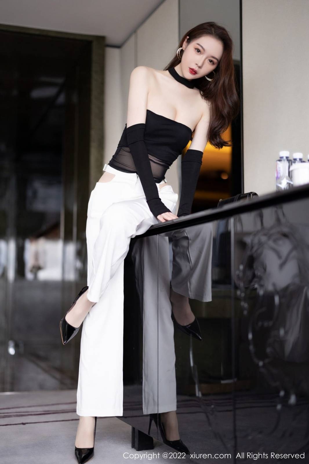 秀人网美女模特梦心玥黑色轻透露肩服饰白色长裤心愿旅拍-23