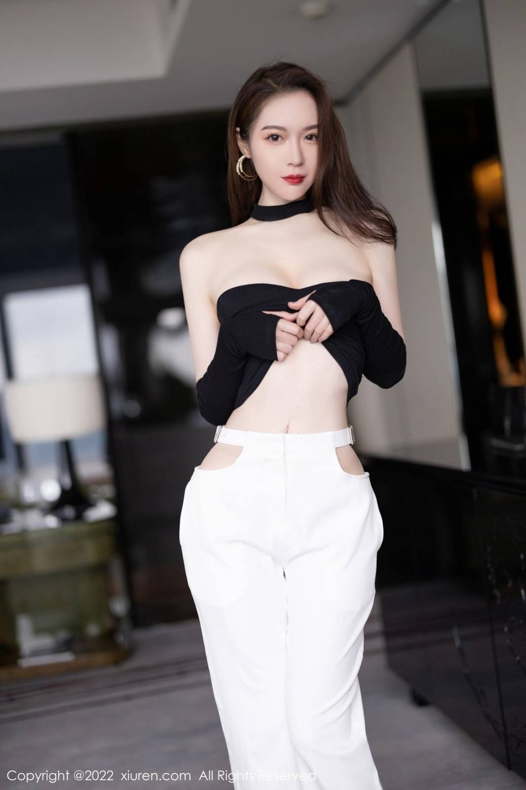 秀人网美女模特梦心玥黑色轻透露肩服饰白色长裤心愿旅拍-30