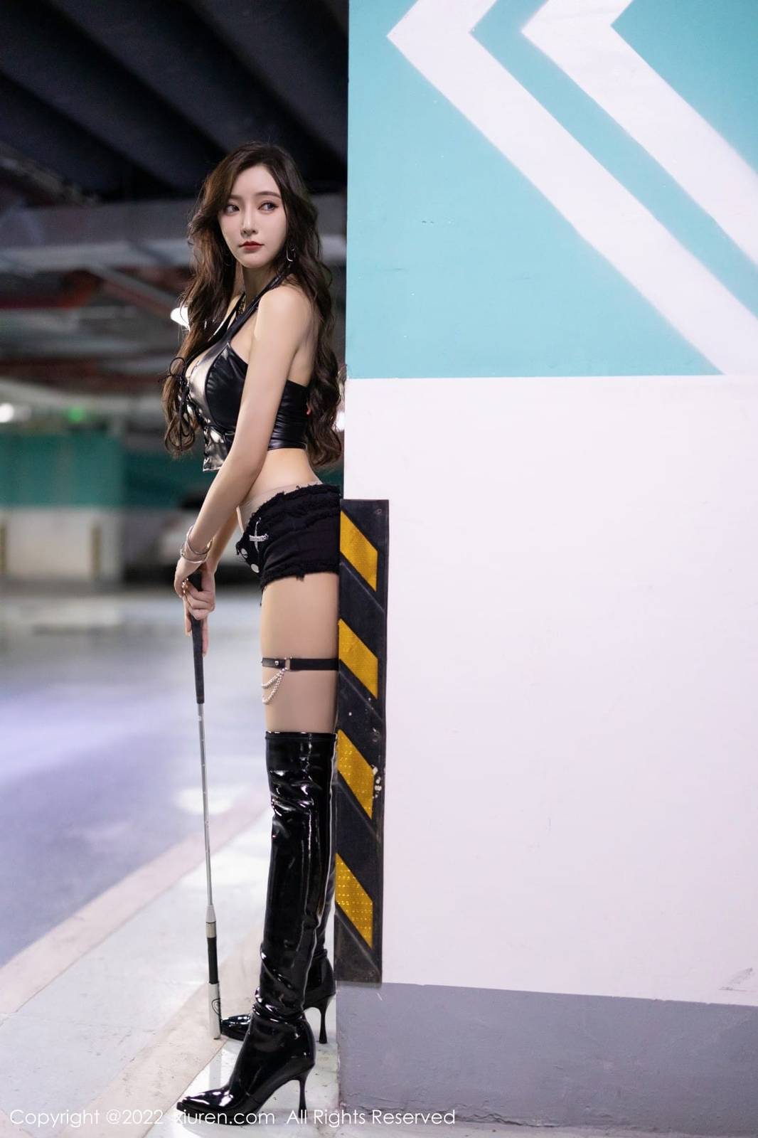 秀人网性感女神王馨瑶yanni皮质上衣搭配超短裤厦门旅拍-8