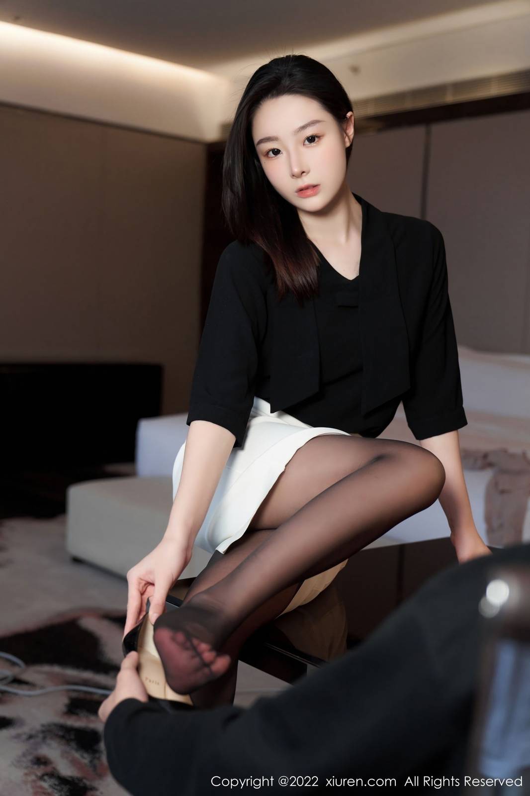 秀人网美女模特逗逗DouDou黑色轻透上衣搭配白色短裙写真-5