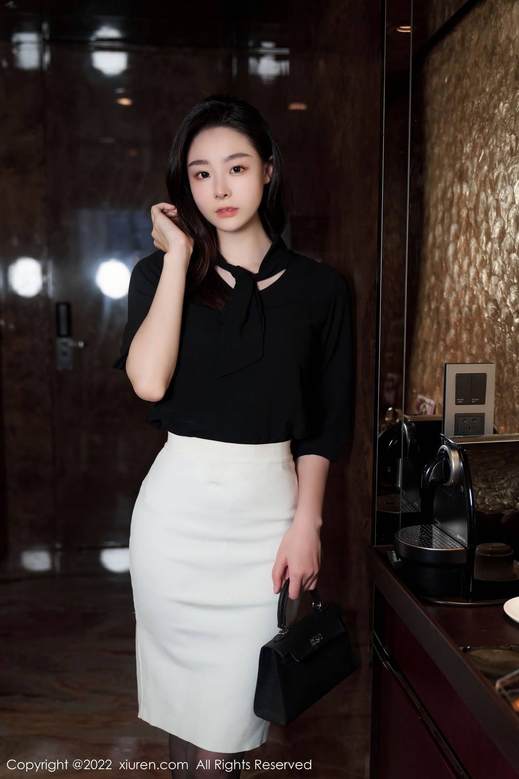 秀人网美女模特逗逗DouDou黑色轻透上衣搭配白色短裙写真-9