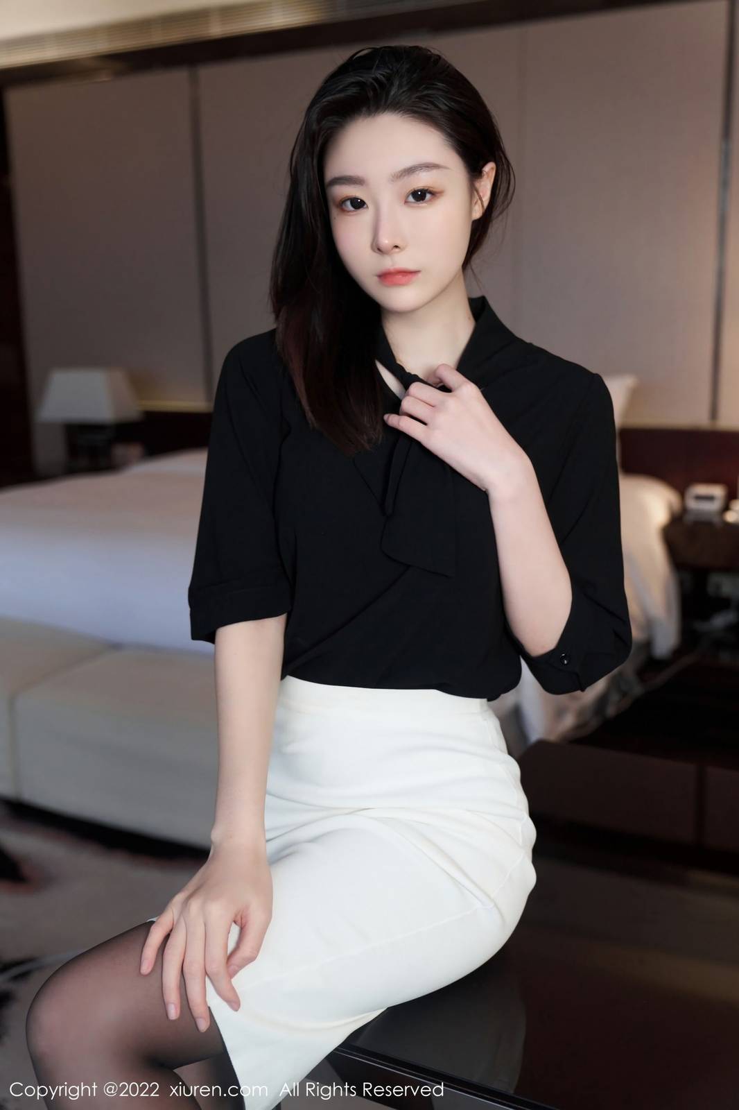 秀人网美女模特逗逗DouDou黑色轻透上衣搭配白色短裙写真-20