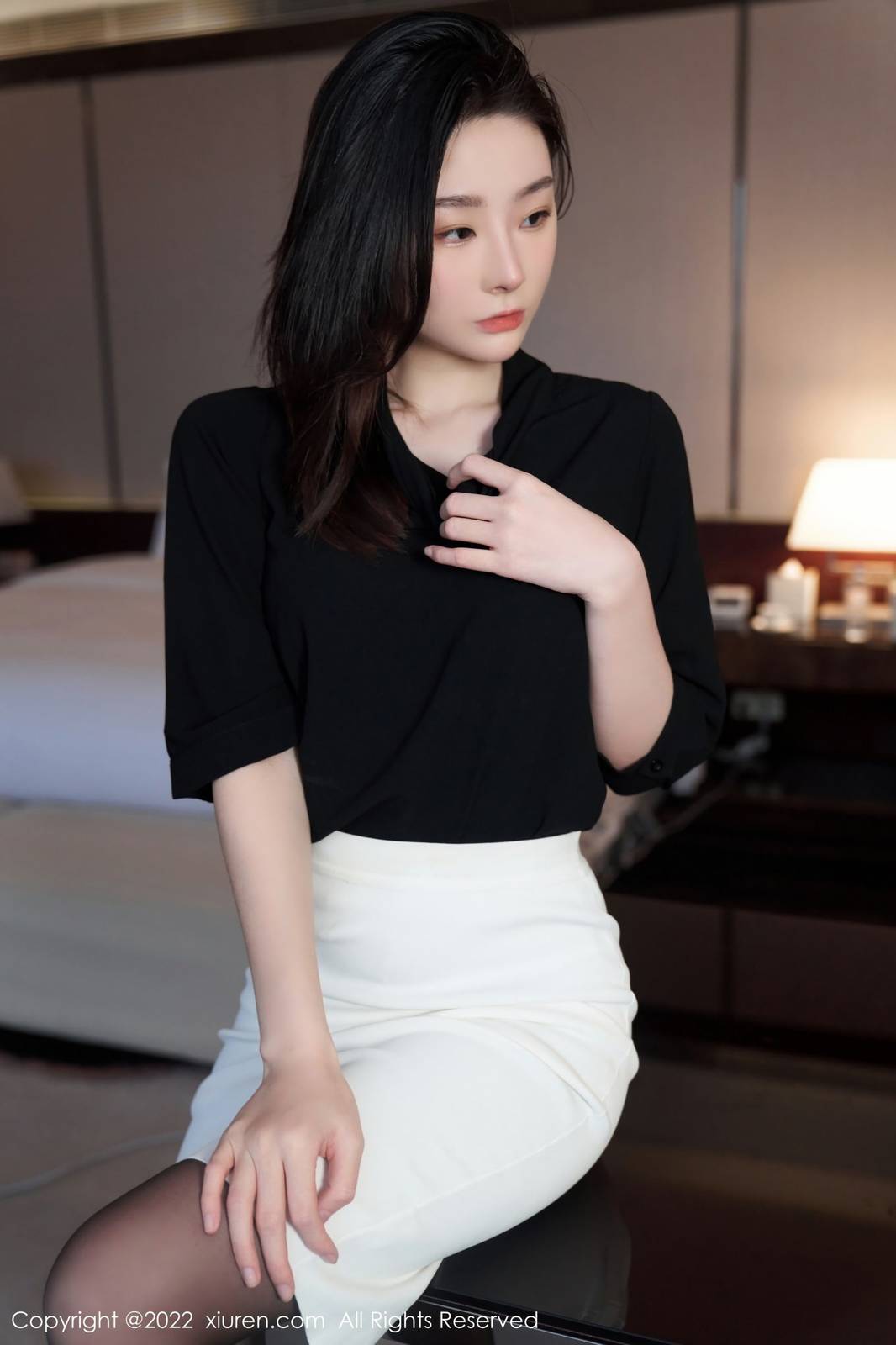 秀人网美女模特逗逗DouDou黑色轻透上衣搭配白色短裙写真-21