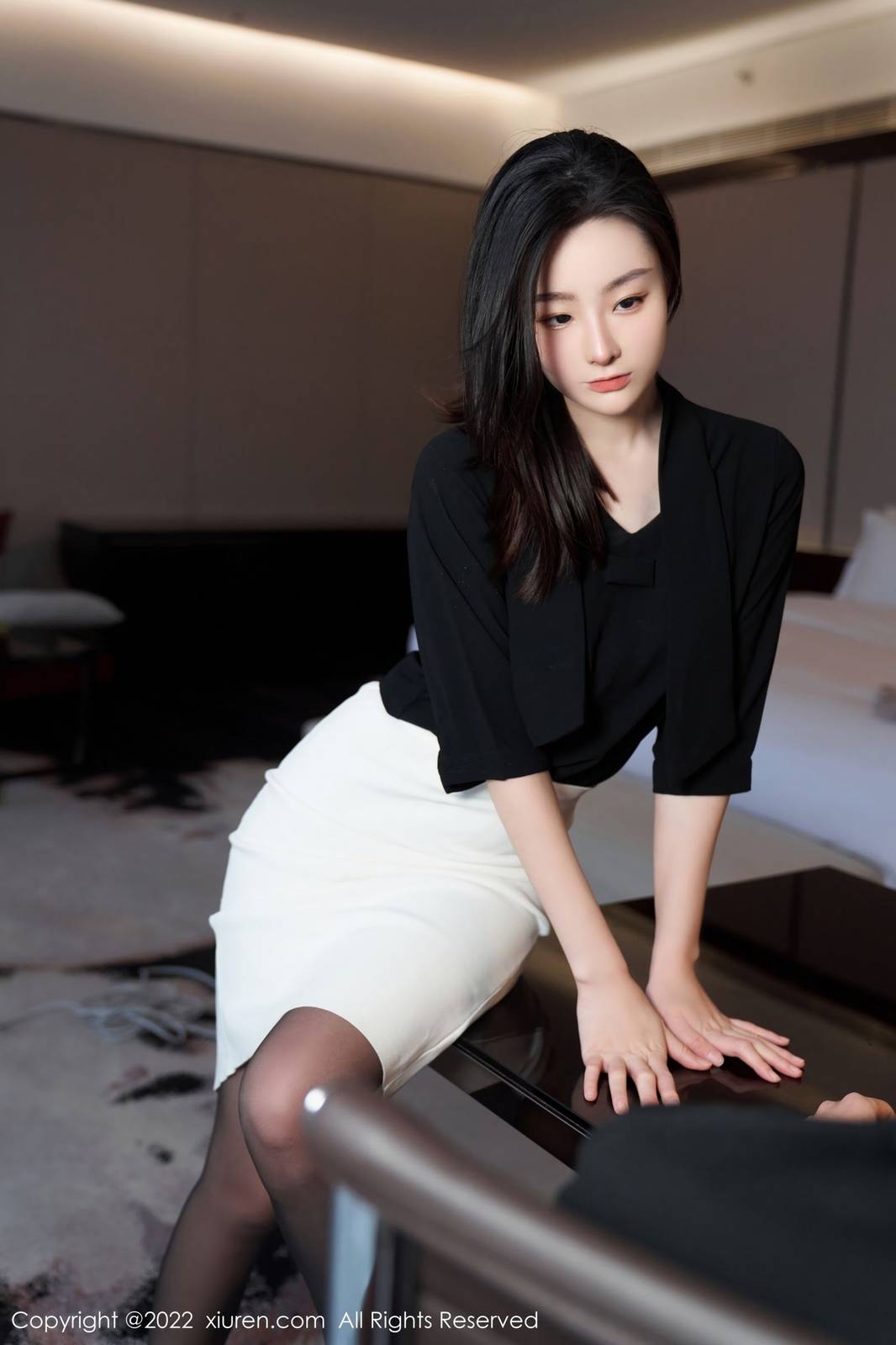 秀人网美女模特逗逗DouDou黑色轻透上衣搭配白色短裙写真-23