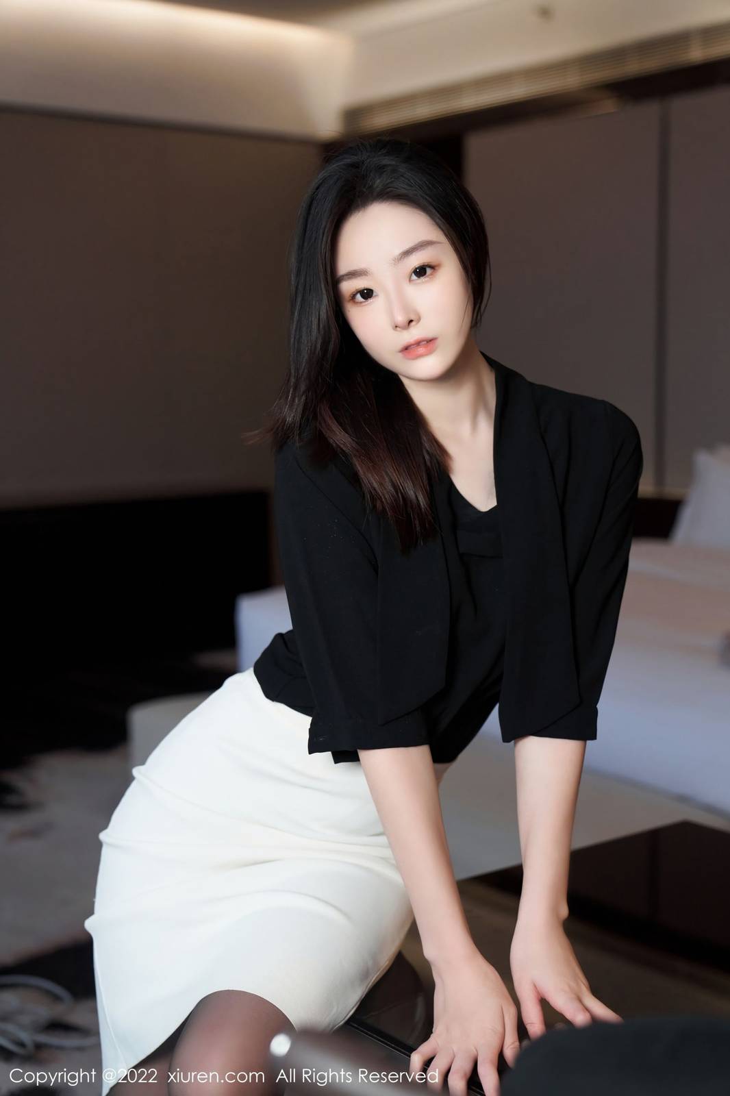 秀人网美女模特逗逗DouDou黑色轻透上衣搭配白色短裙写真-24