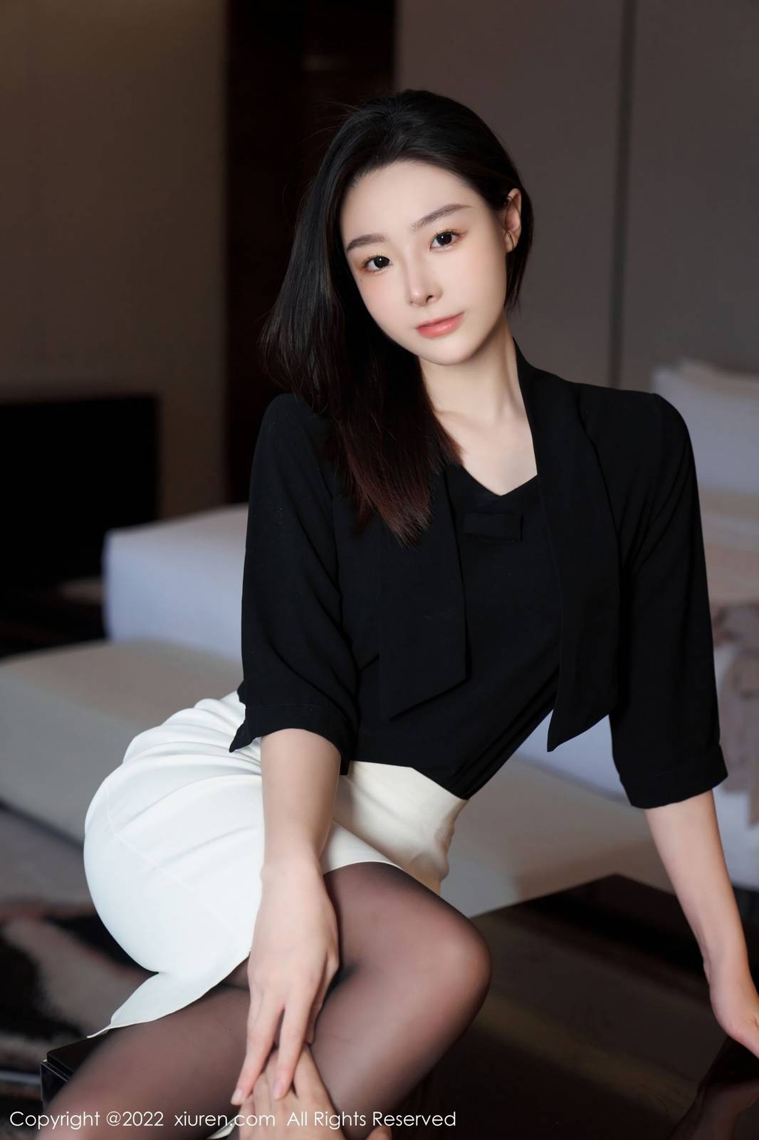 秀人网美女模特逗逗DouDou黑色轻透上衣搭配白色短裙写真-27