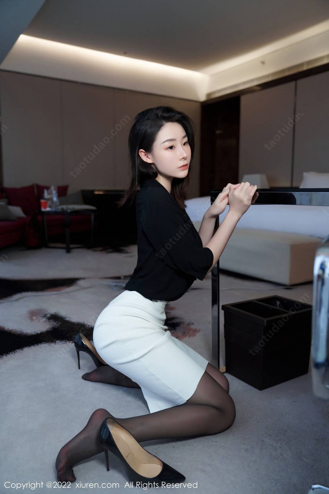 秀人网美女模特逗逗DouDou黑色轻透上衣搭配白色短裙写真-29