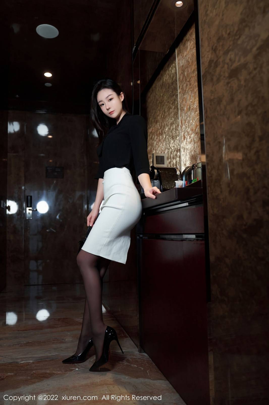 秀人网美女模特逗逗DouDou黑色轻透上衣搭配白色短裙写真-33